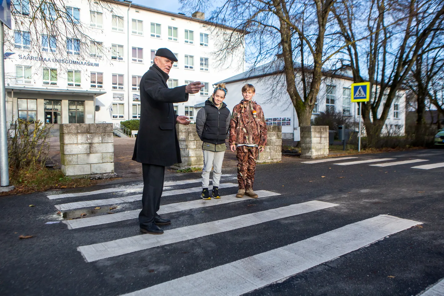ELUHOIDJA: Erki Kuusk on lastele liiklusest rääkinud 37 aastat. Fotol saavad õpetust Kevin Oks ja Raido Matt.