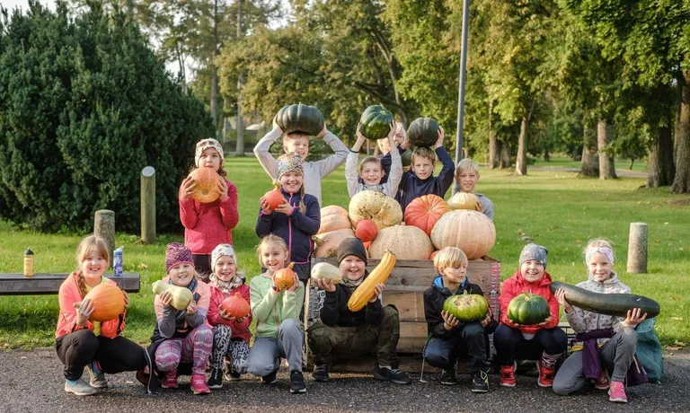 Tõstamaa keskkooli õpilased saatsid hoole ja armastusega kasvatatud viljad loomaaeda, et sealsed asukad saaksid pidada kõrvitsapidu.