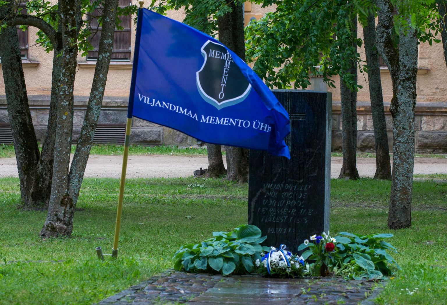 Represseeritute mälestuskivi Viljandi mõisa pargis