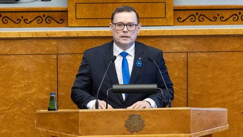 ФОТО ⟩ Новый министр юстиции принес в парламенте присягу