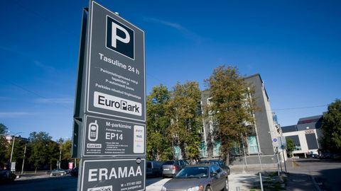 PARKIMINE VÕI PEATUMINE? ⟩ Kontrolöri öeldu tegi parklas einestanud tartlasele tuska. EuroPark: autoga hängijatele on see mugav koht aja veetmiseks