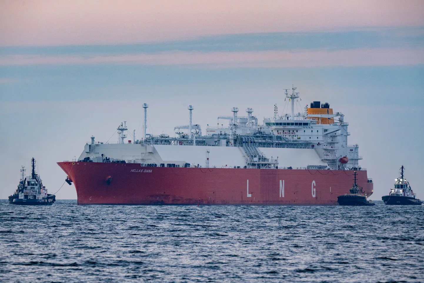 Gaasitanker Hellas Diana vedamas LNG-d Deutsche Ostsee terminali Saksamaal.