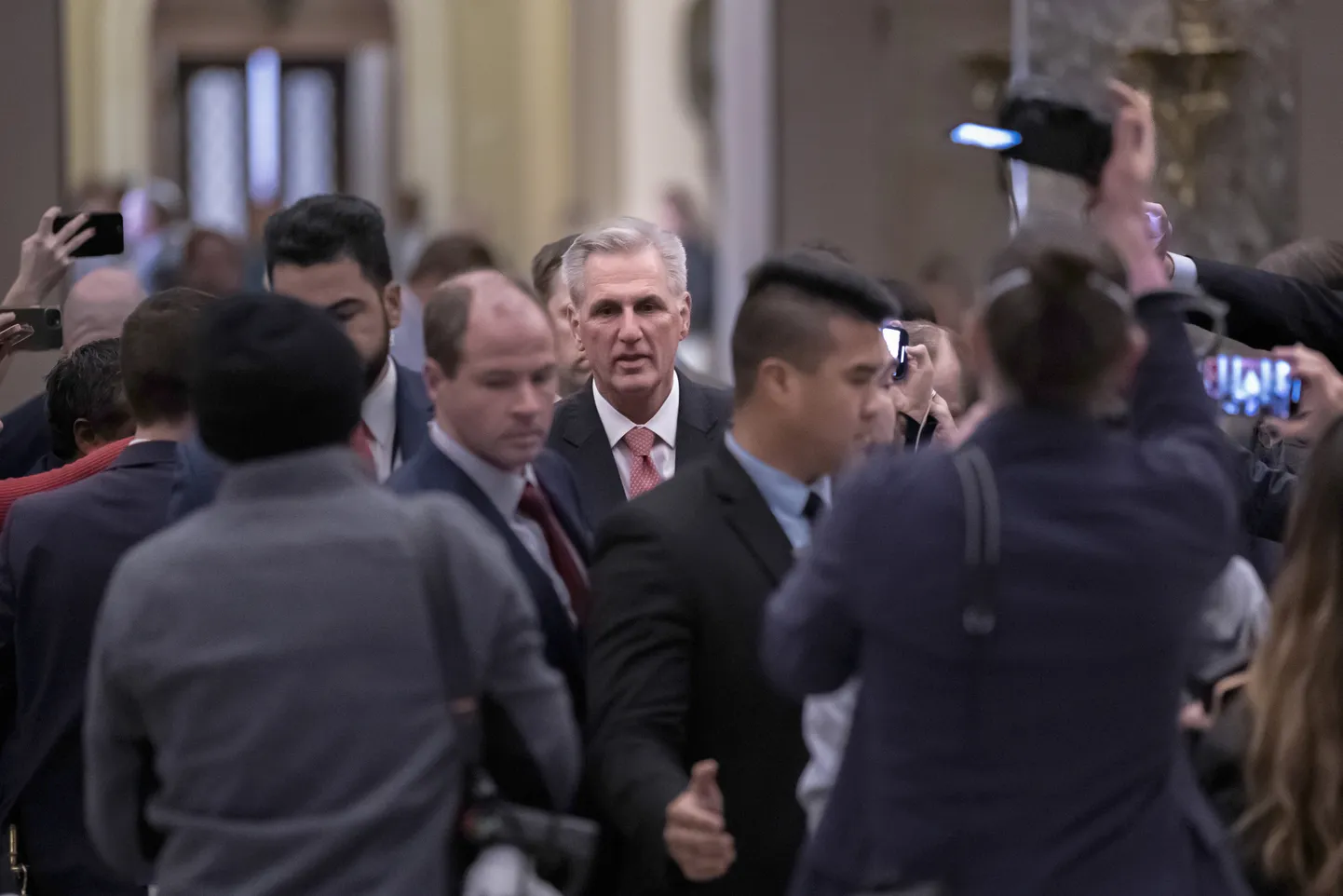 USA vabariiklasest California osariigi kongresmen Kevin McCarthy lahkub sel fotol neljapäeva õhtul, pärast järjekordset nurjunud hääletusvooru, esindajatekojast taas loodetud spiikri ametikohata.