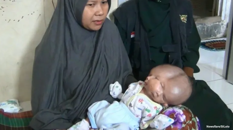 Ema Ernilasari Andika koos lapse Gilang Andikaga.