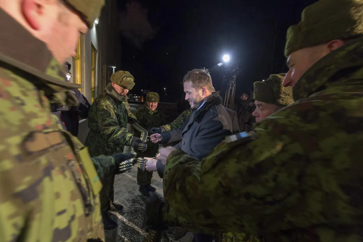 Lisaks kohalikele ametikandjatele said Sakala maleva uue maja avamisel padrunilindi lõikamisest vahetult osa värske kaitseminister Margus Tsahkna (keskel) ning Kaitseliidu ülem brigaadikindral Meelis Kiili.