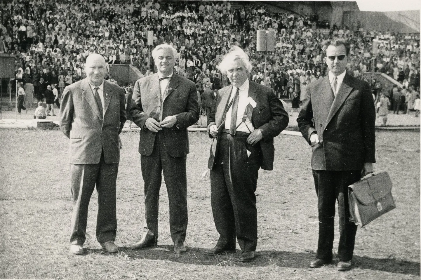 1962: Vene kooride üldjuht Karl Leinus (vasakult), Moskvast saabunud külaliskoori dirigent Vladislav Sokolov, ühendkooride üldjuht Gustav Ernesaks ja lastekooride üldjuht Heino Kaljuste esimesel koolinoorte laulupeol.
