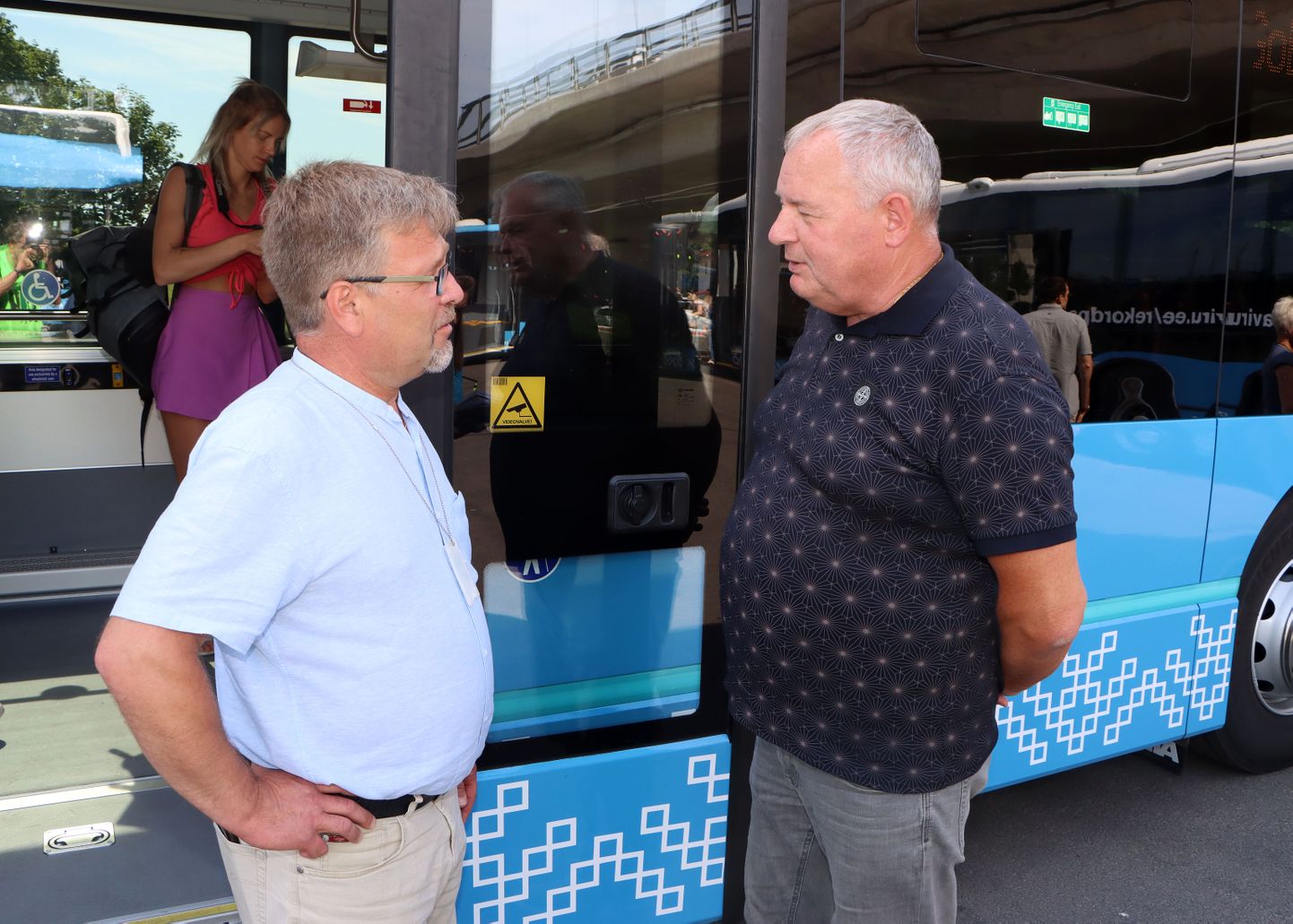 Reede ennelõunal võisid Ida-Viru ühistranspordikeskuse juht Heiki Luts (vasakul) ja GoBusi juht Andrei Mändla teineteist õnnitleda: uued bussid sõitsid ja kõik toimis tõrgeteta.