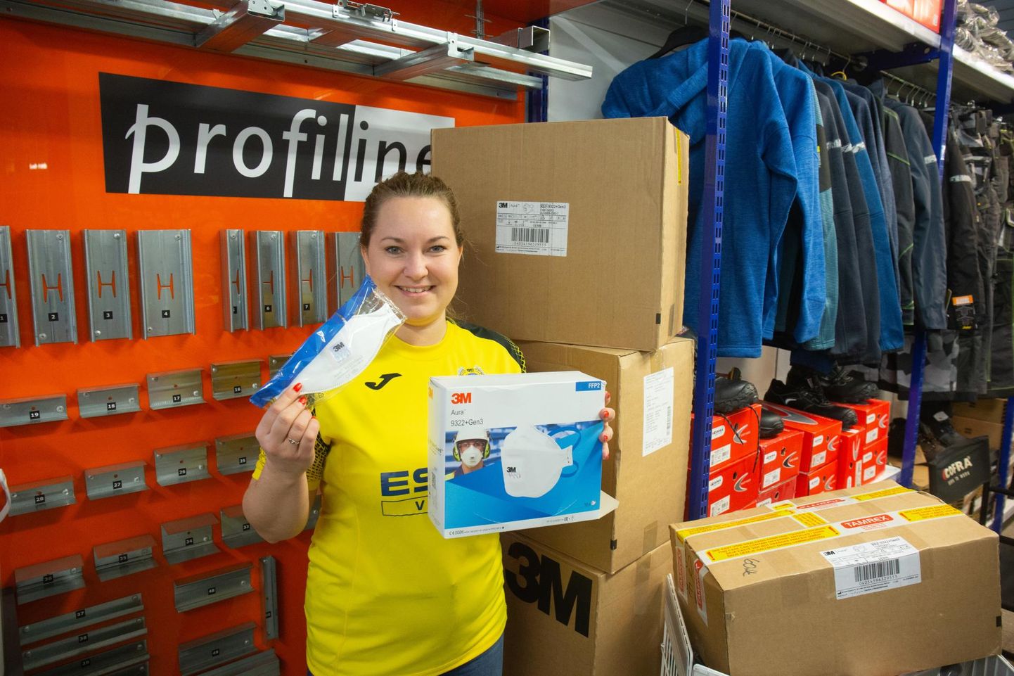 Viljandi Espaki klienditeenindaja Marilin Kadajane näitab respiraatoreid, mida Hiina ostab ka väikesest Eestist.