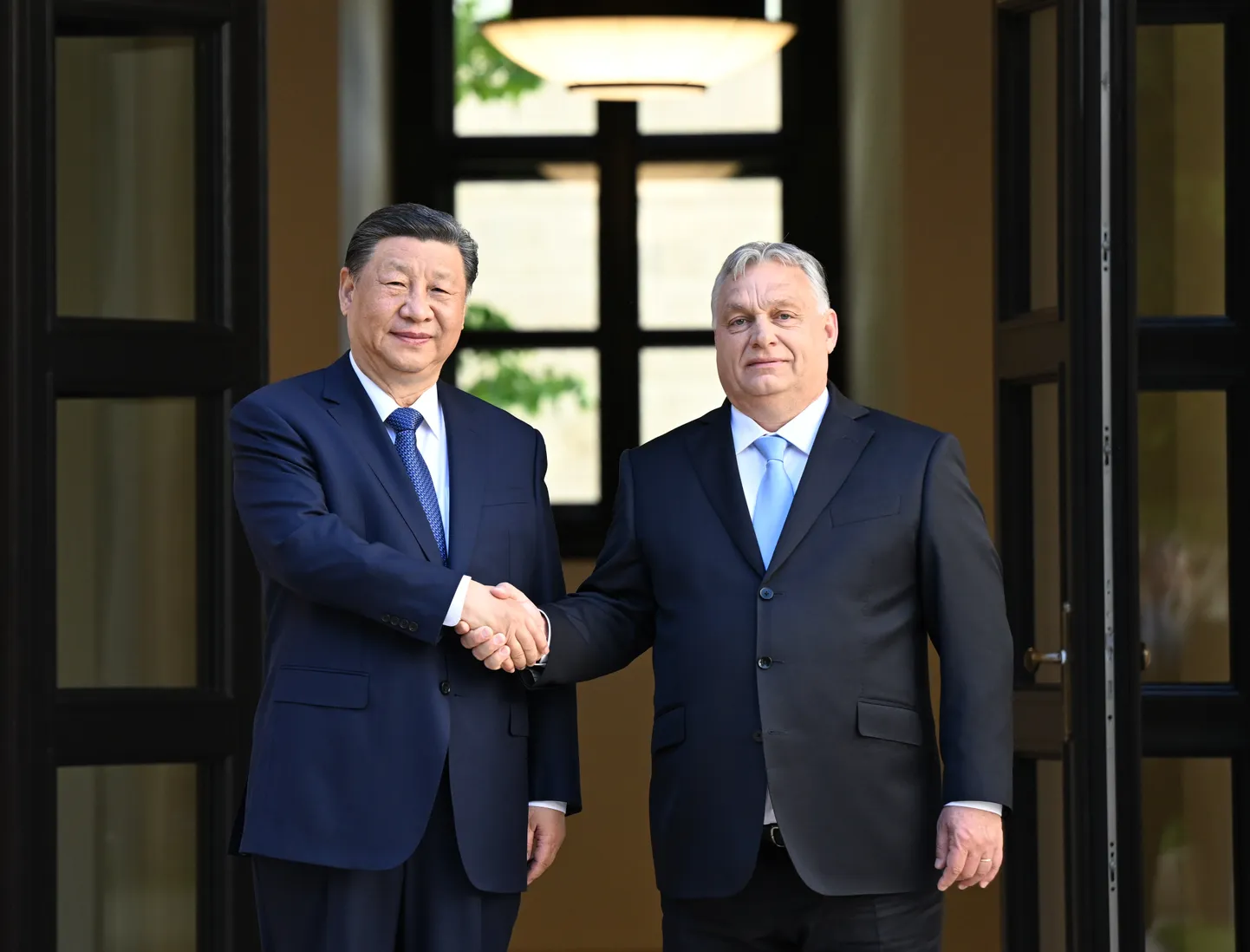 Hiina president Xi Jinping pidas mais Budapestis kõnelusi Ungari peaministri Viktor Orbániga.