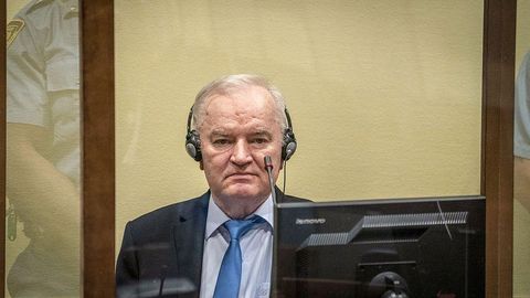 Защита Ратко Младича, приговоренного судом в Гааге к пожизненному сроку за геноцид, попросила отпустить его в хоспис