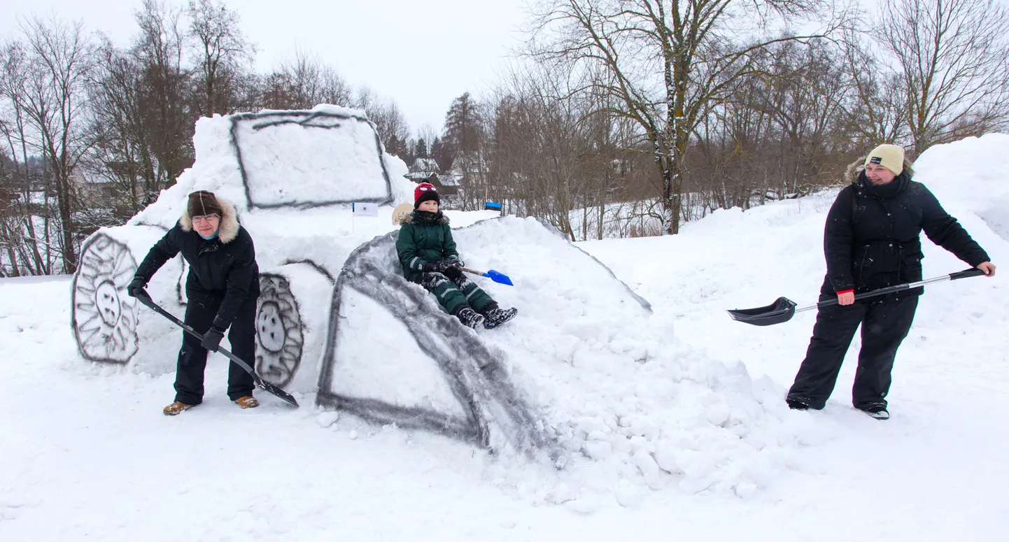 Andres, Aleks ja Karmen Loite annavad sahaga traktorile viimast lihvi. Oma koduteed lahti lükkama ootavad nad päris sahka ega jõua alati ära oodata.