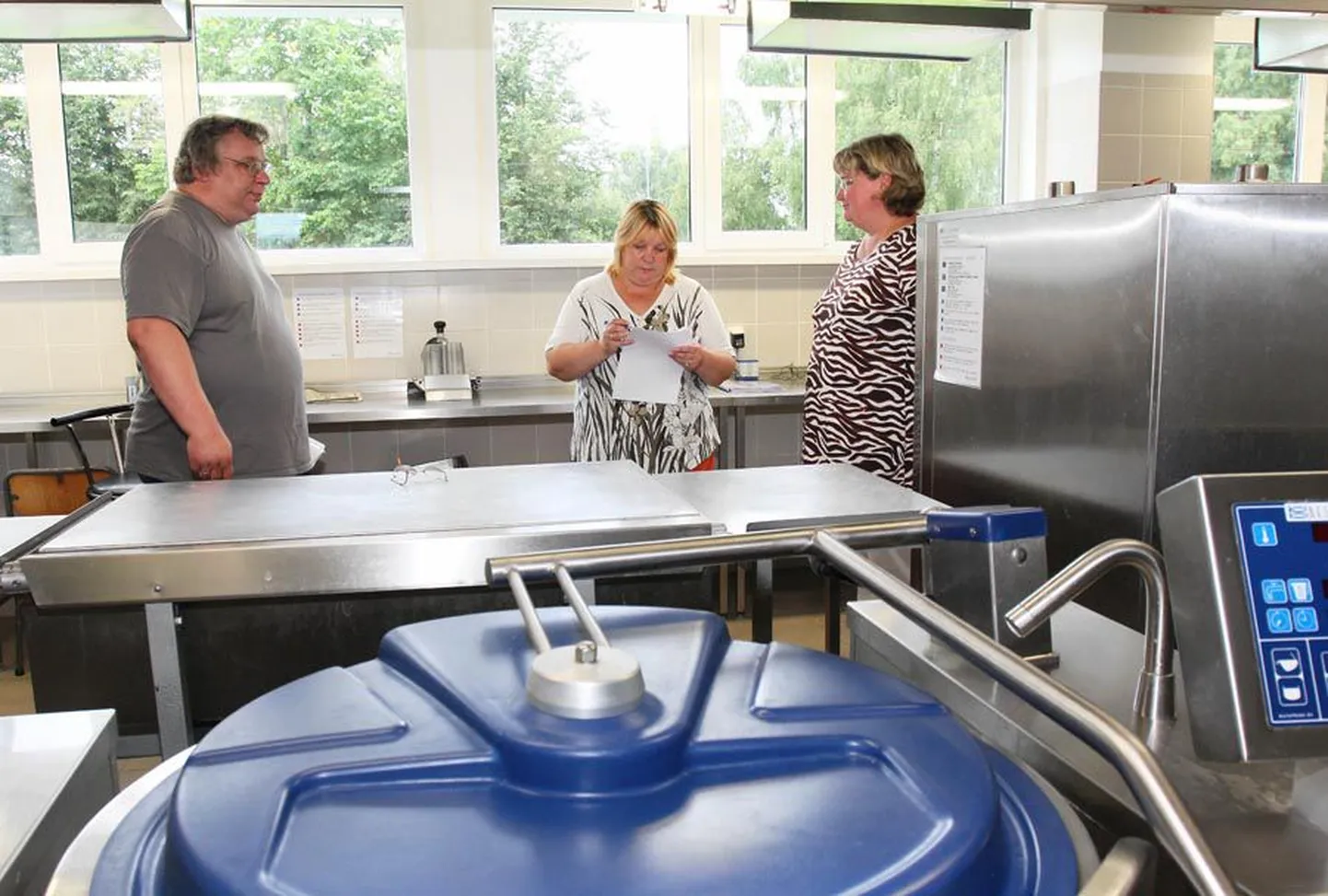 Jakobsoni gümnaasiumi majandusjuhataja Kalmer Raigla ning Fazer Food Services Eesti töötajad Ülle Promet ja Rita Reim vaatavad üle köögiseadmeid.
