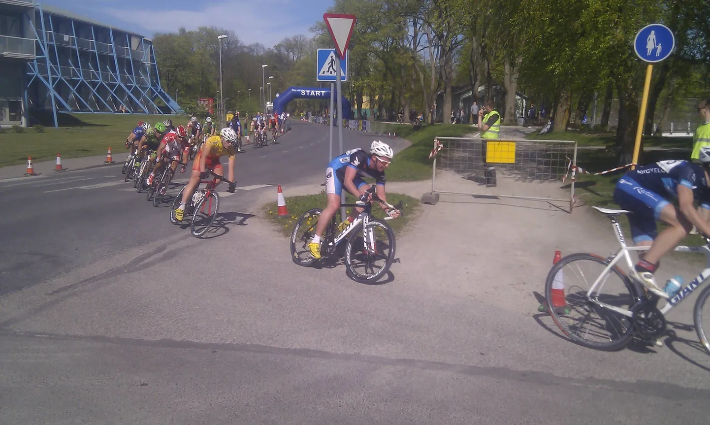 Kuressaares toimunud kriteeriumisõidu Eesti Meistrivõistluste eliitklassi võitjateks krooniti rattaklubi Peloton esindavad Silver Schultz ja Liisa Ehrberg.