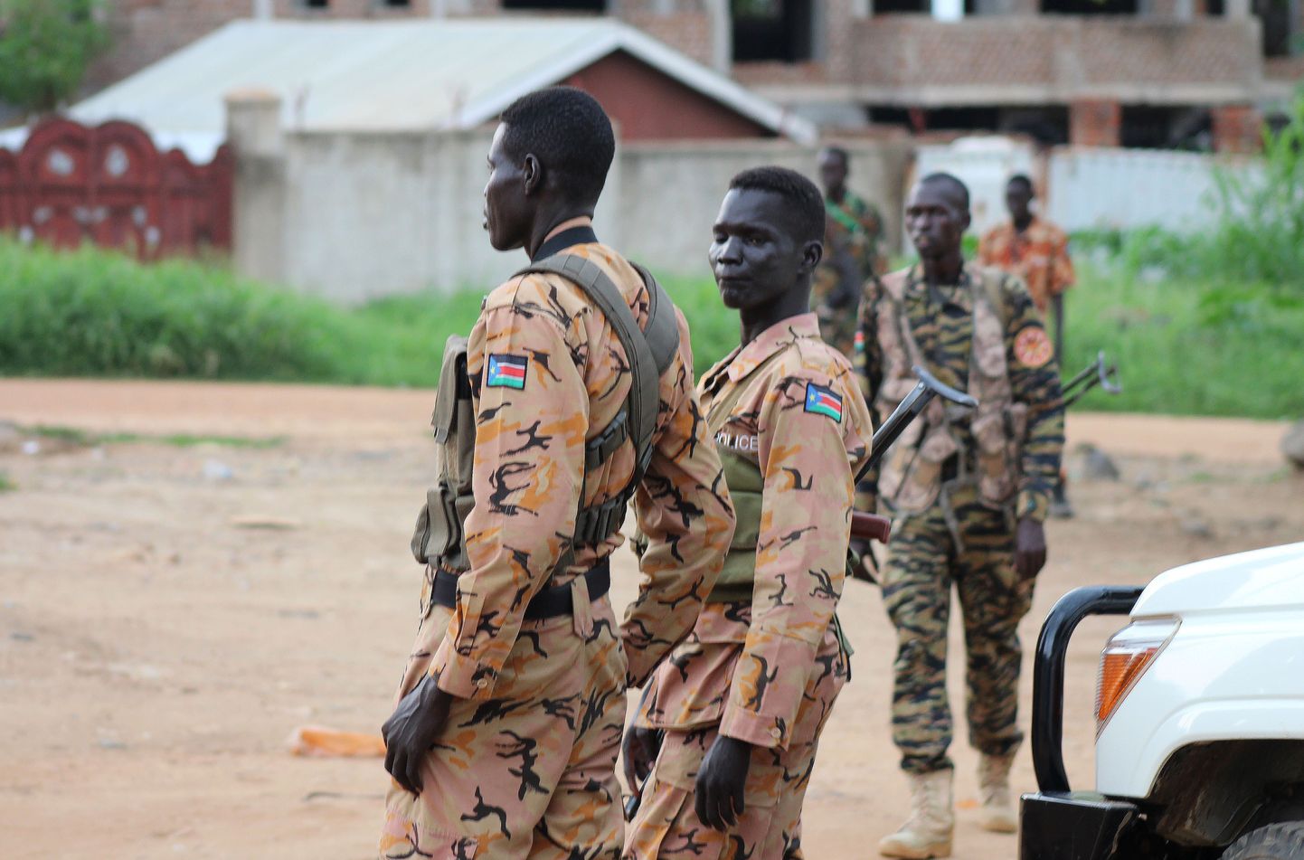 Lõuna-Sudaani politseinikud ja sõdurid  valvavad Juba tänavatel.