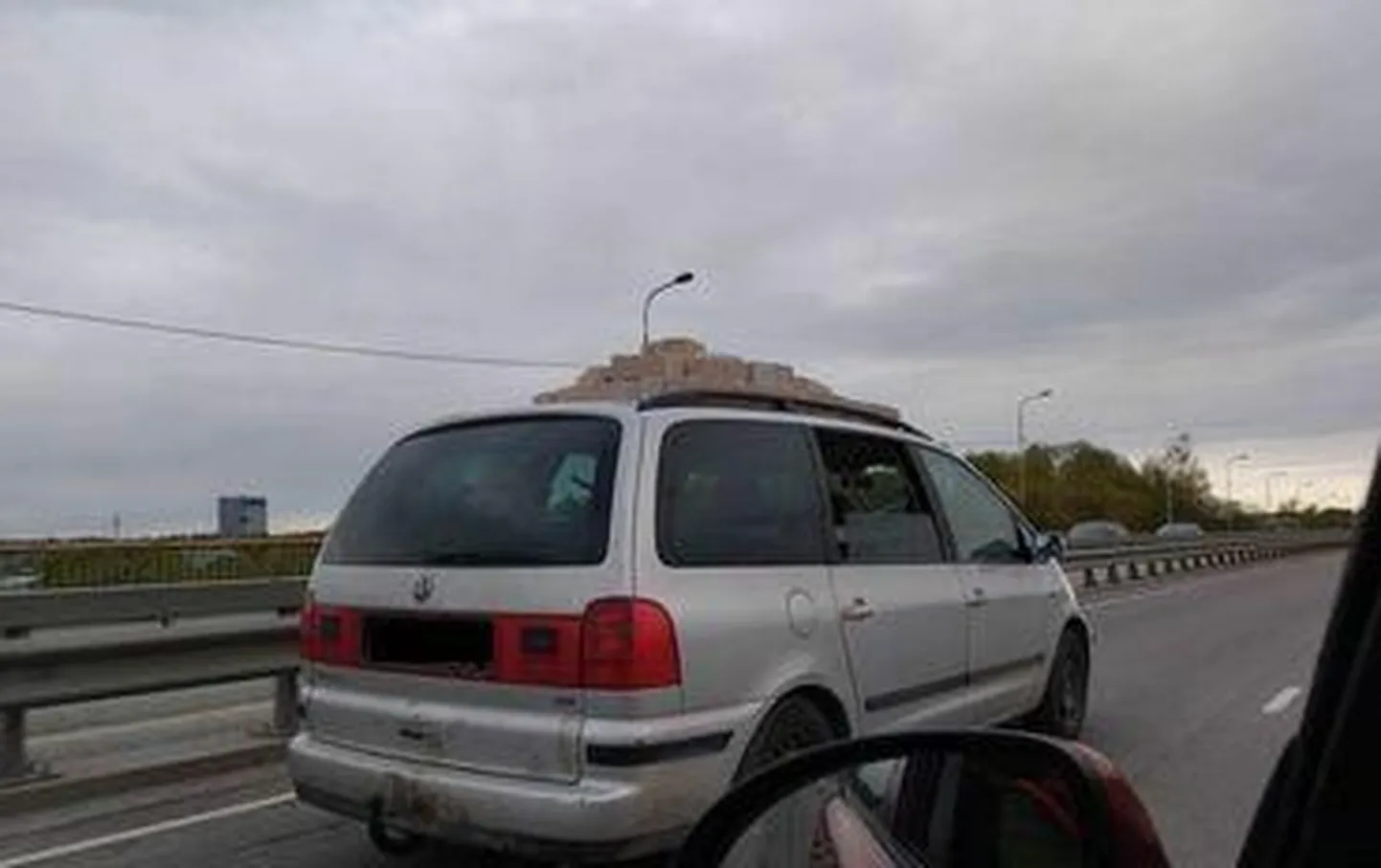 Telliseid vedanud autot märkasid linlased ka Sõpruse sillal.