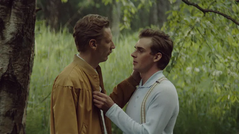 Armastajate kohtumine filmis "Tom of Finland". Näitlejad Pekka Strang ja Lauri Tilkanen