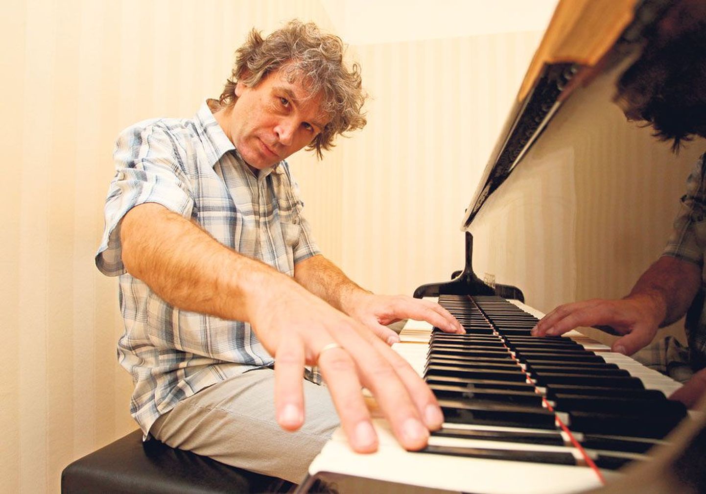 Rahvusvahelise mainega klaverikunstnik ja muusikapedagoog Tanel Joamets (46) annab igal aastal 40–50 soolokontserti paljudes kohtades Eestis ja Venemaal, kuid ka muudes riikides, näiteks Soomes ja Itaalias. Pilt on tehtud eile Elleri koolis.