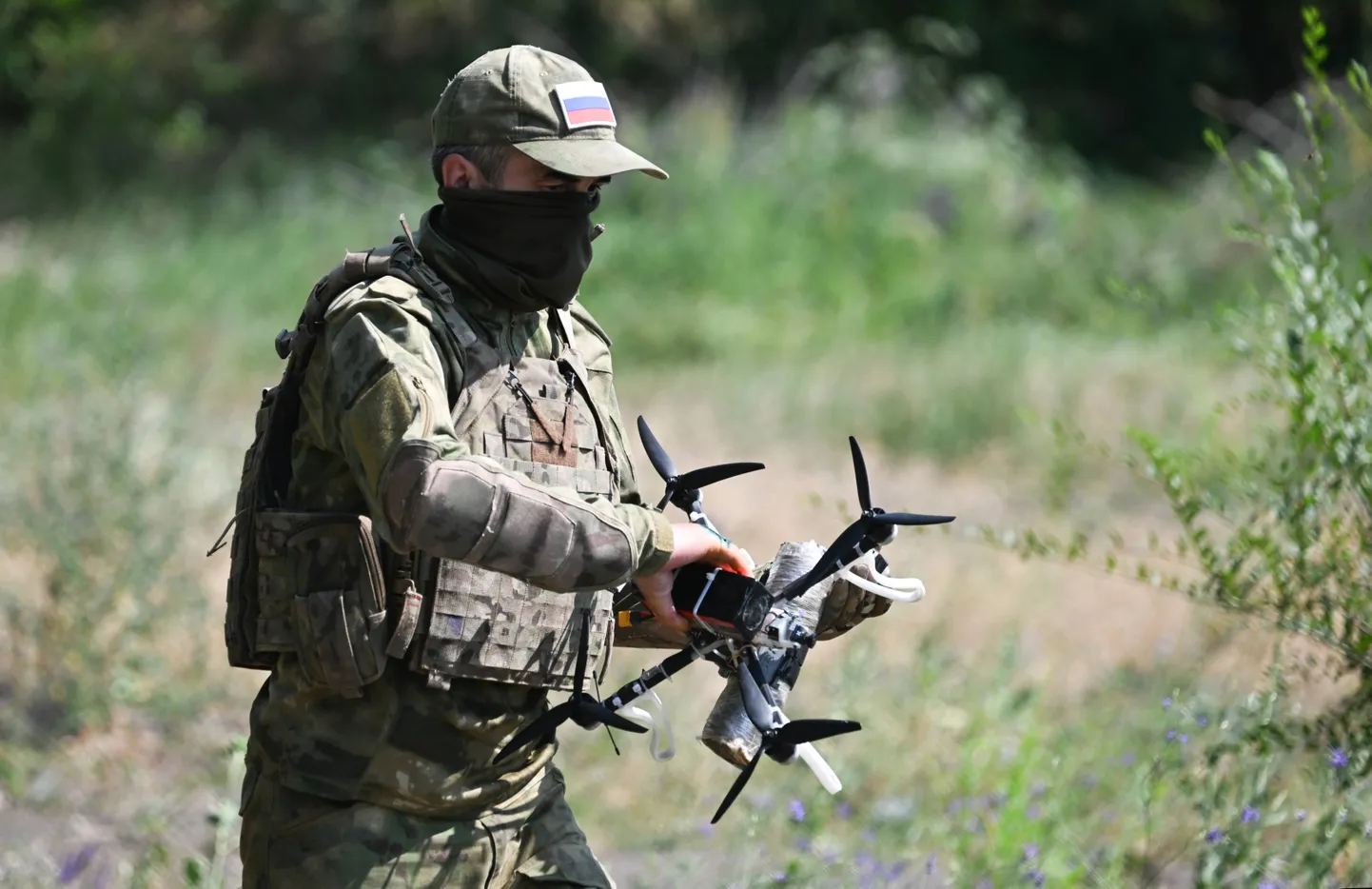 Vene Zapad West väegrupi sõjaväelane osaleb FPV droonikoolitusel Kupjanski sektoris.