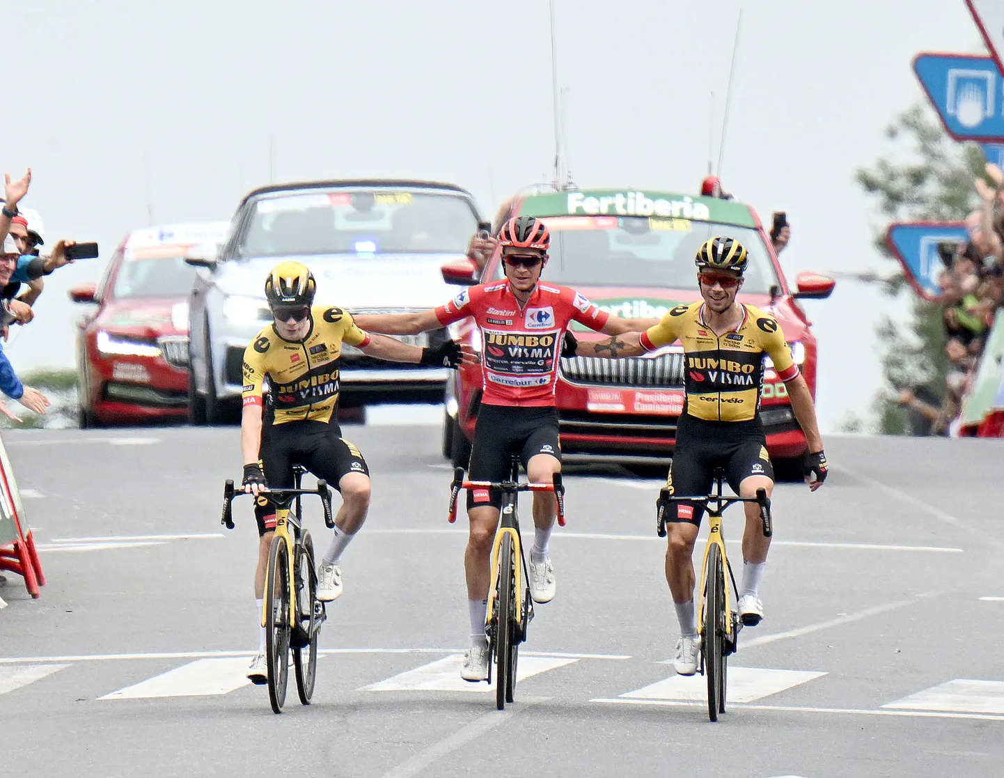 Hispaania velotuuri esikolmik: Sepp Kuss (keskel), Jonas Vingegaard (vasakul) ja Primož Roglič.