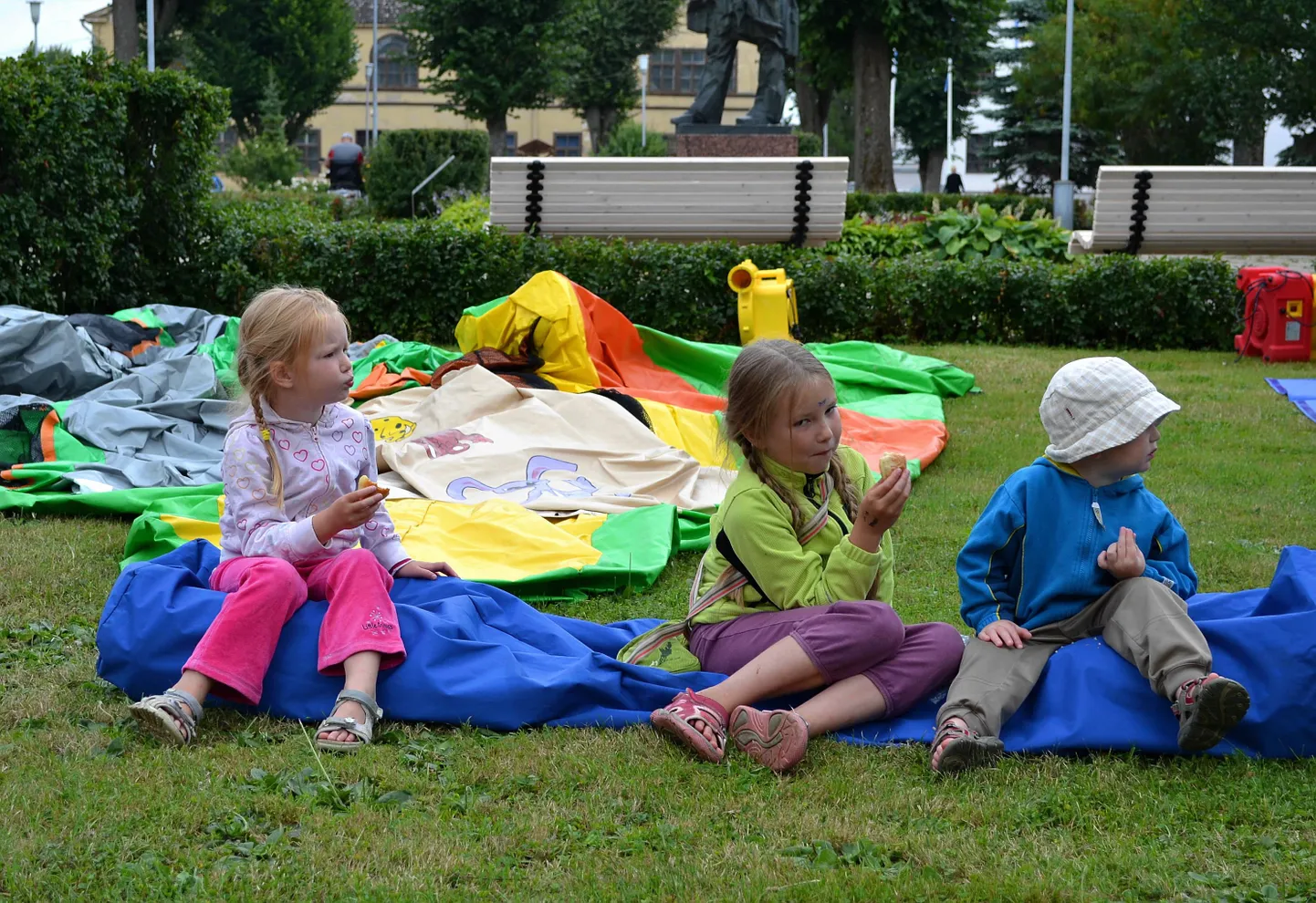 Väikestele inimeste meelt hakkab lahutama Köleri pargi hekkide vahele püsti pandav mängumaa.