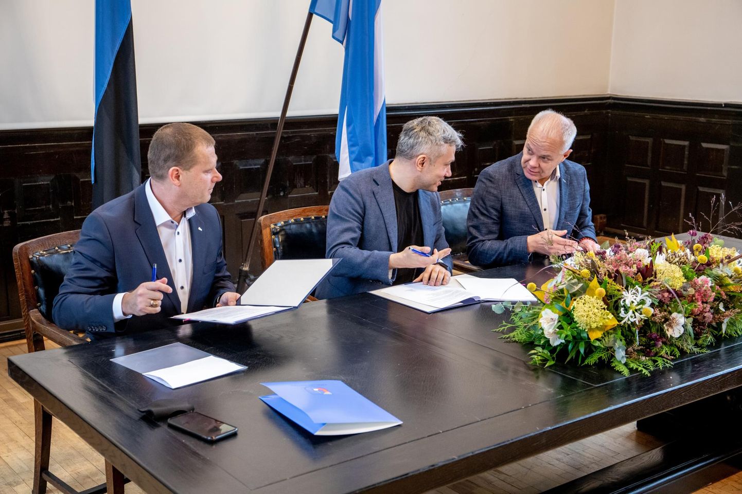 Romek Kosenkranius (vasakult), Andrei Korobeinik ja Toomas Kivimägi usuvad, et pookstavite ja käepigistusega kinnitatud koalitsioonileping püsib neli aastat.