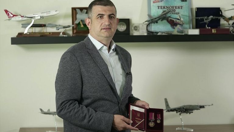 Халук Байрактар с гордостью показывает украинский орден "За заслуги", который ему вручал лично президент Зеленский