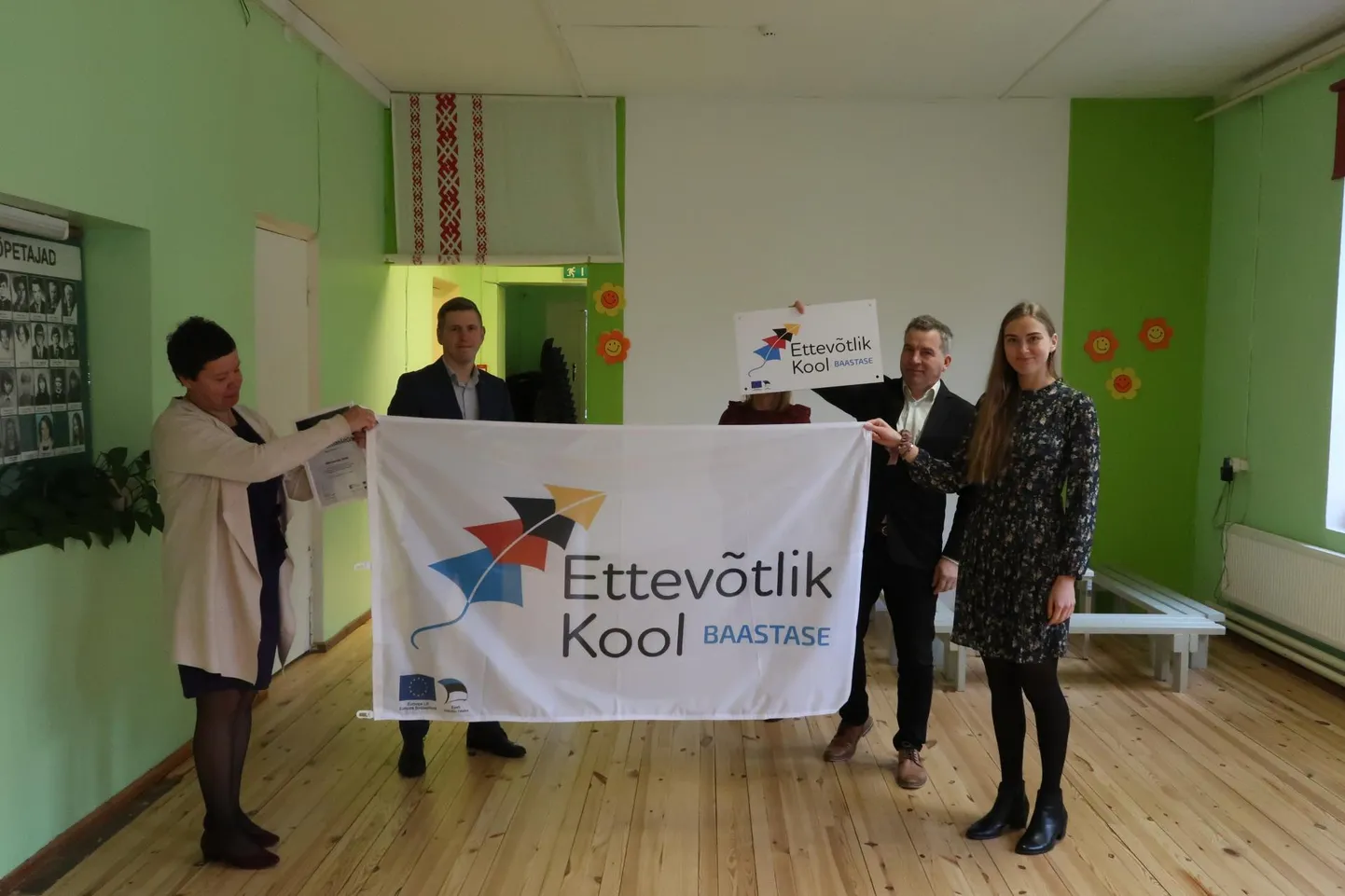Mikitamäe kooli direktorile Katrin Sontsile (vasakult) andsid tunnustuse üle Võrumaa arenduskeskuse juhatuse liige Tiit Toots, Setomaa vallavanem Raul Kudre ja arenduskeskuse noorte ettevõtlikkuse koordinaator Eliis Ermel.
