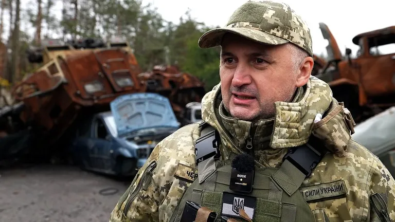 Полковник Череватый сомневается, что россияне смогут взять Бахмут. Во всяком случае, как он говорит, на этом участке украинцы изрядно изматывают противника