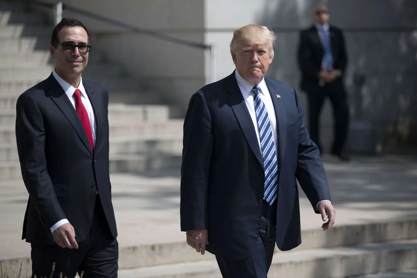 Donald J. Trump (paremal) ja rahandusminister Steven Mnuchin (vasakul) väluvad rahandusministeeriumist.