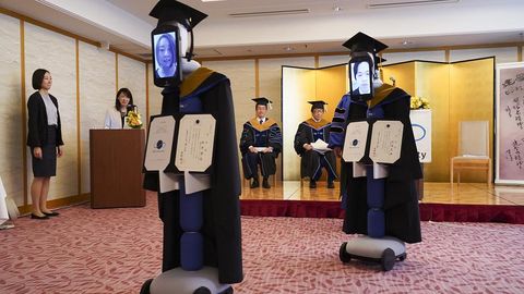 Jaapanis esindasid tudengeid ülikooli lõpuaktusel robotid