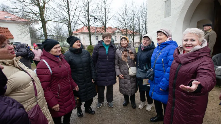 Kirikuõuel lõid ukraina naised omakeelse laulu lahti.