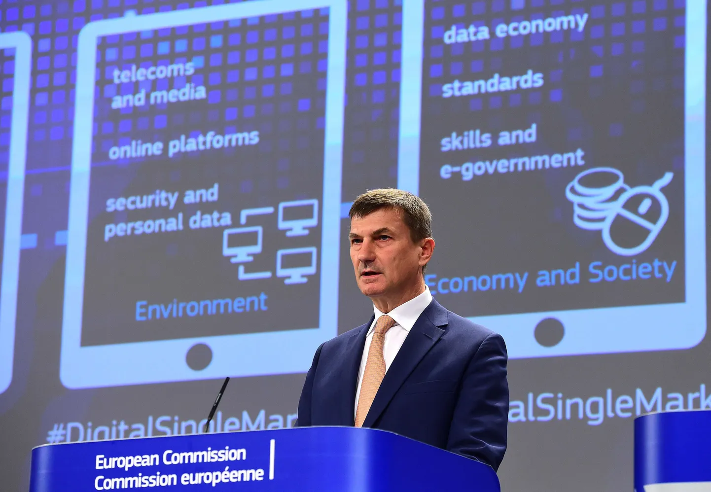Andrus Ansip 6. mail 2015 ühtse digitaalturu pressikonverentsil Brüsselis.