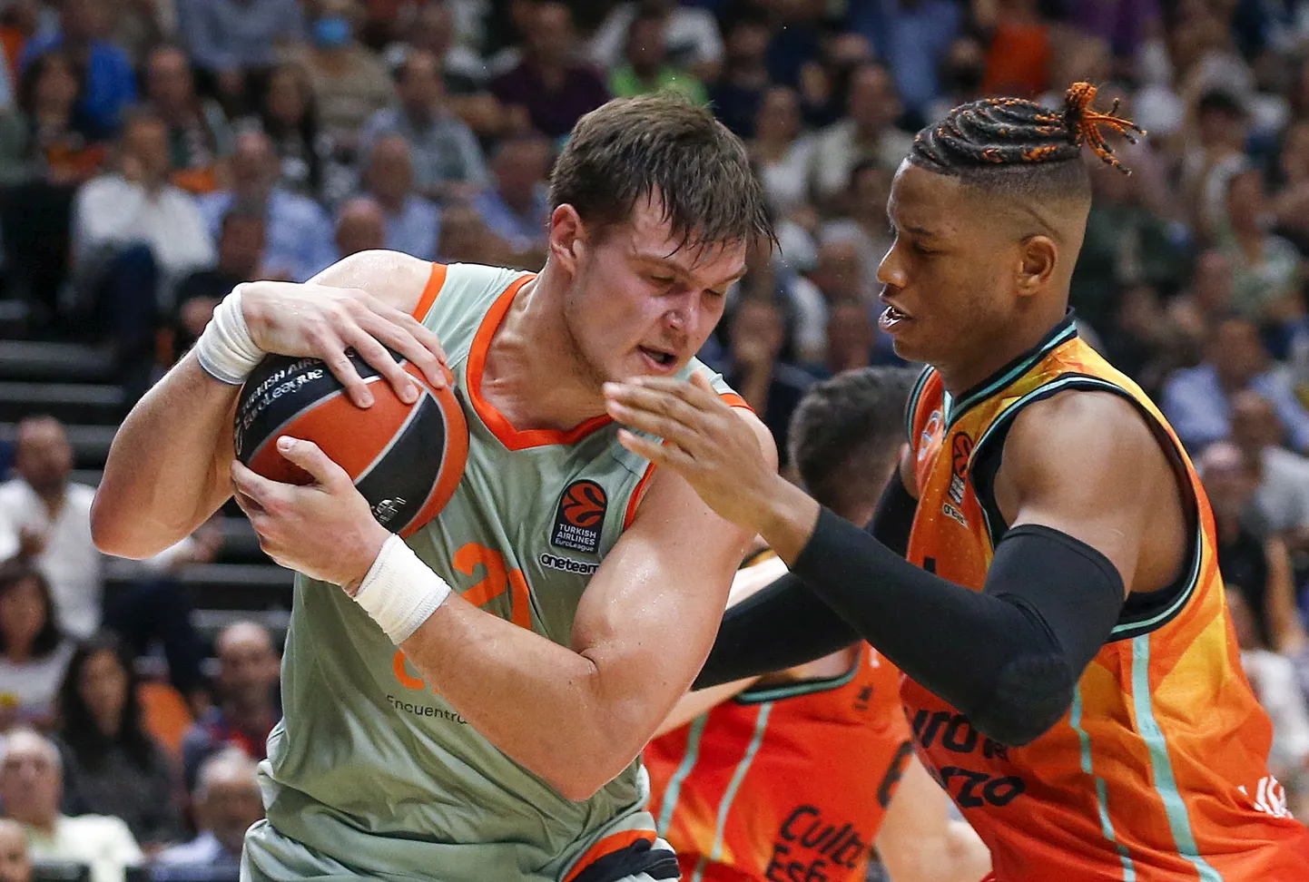 Maik-Kalev Kotsar (palliga) Baskonia särgis Euroliigas Valencia vastu.