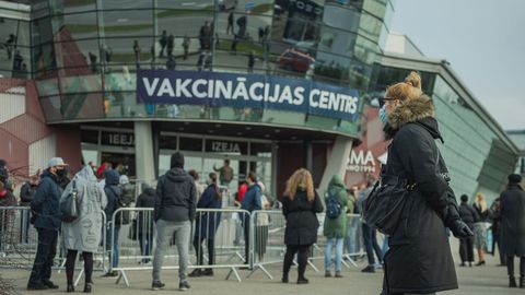 В Латвии начали прививать всех желающих: в первый день вакцину получили 3250 человек