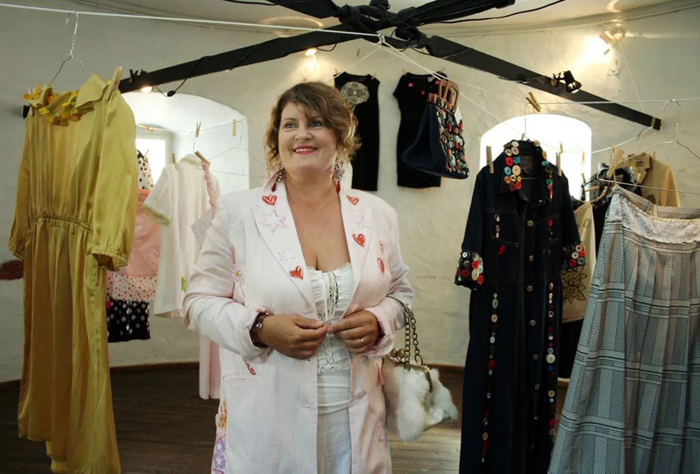 Väljas on seelikud, pluusid, jakid ja kleidid, jalanõud ning käekotid, kokku üle 20 eseme, loetles Endla Murd. Näituse kuraator on sisekujundaja Marit Murd.