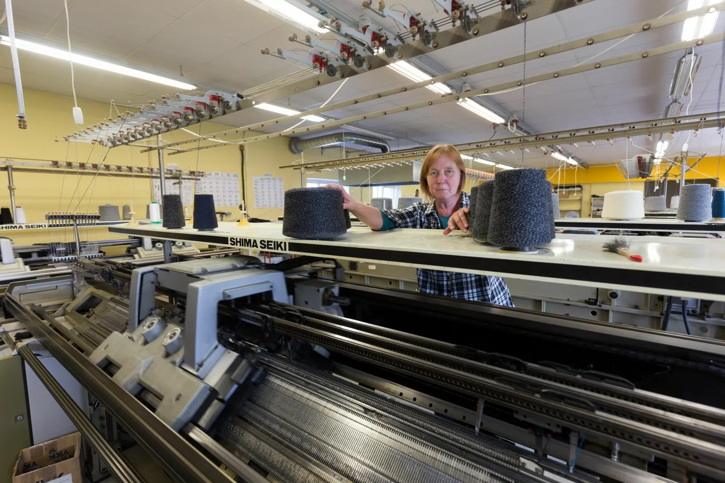 Külli Siimu sõnul saab ta Viljandi tsehhis ka üksi masinaid jälgida, seega midagi kontimurdvat ei ole.