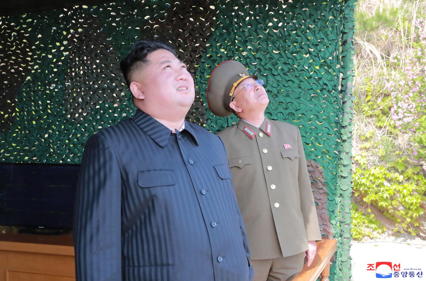 Kim Jong-un õppusi jälgimas.