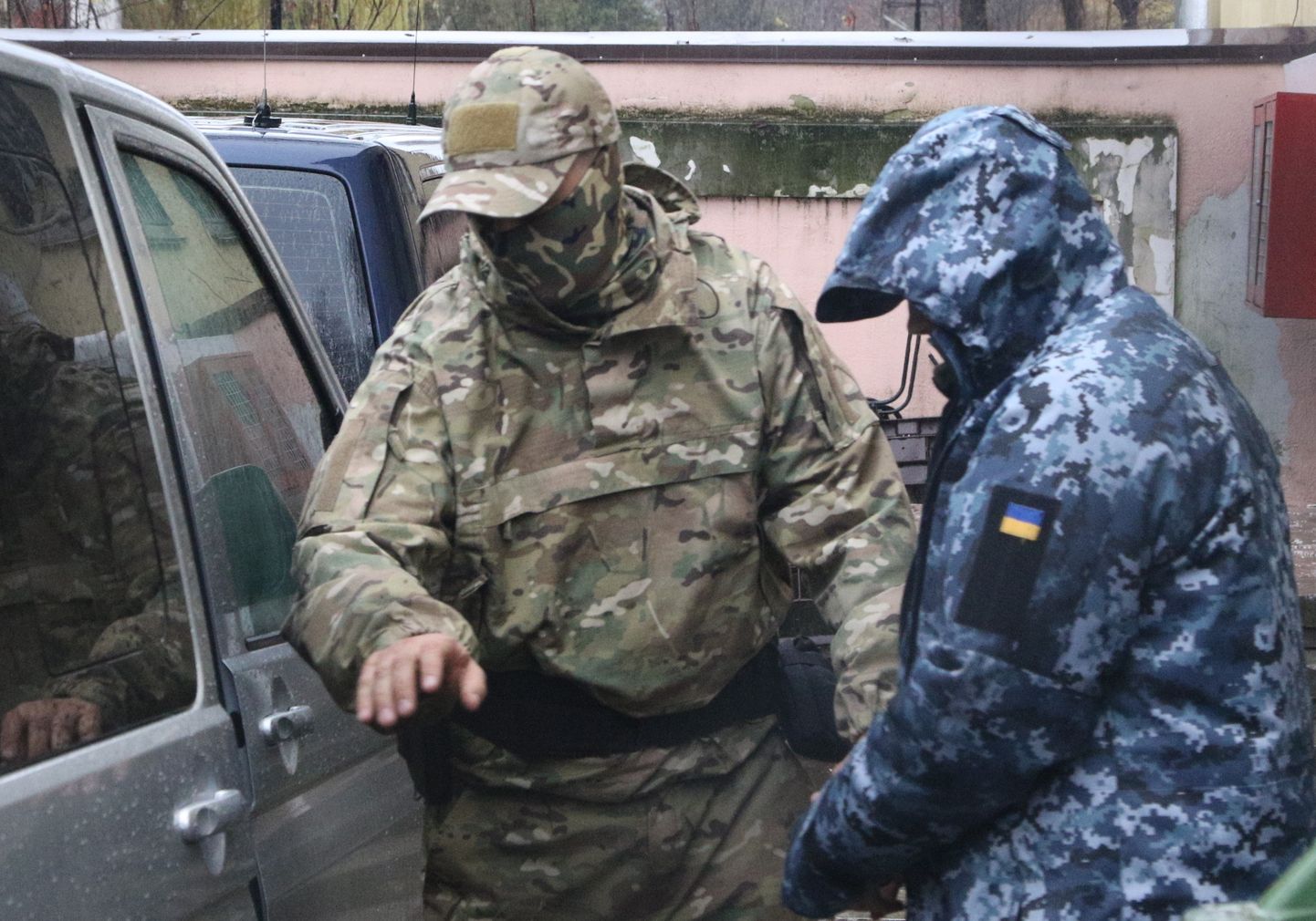 Kertši väinas kinni peetud Ukraina mereväelane okupeeritud Krimmi kohtust lahkumas.