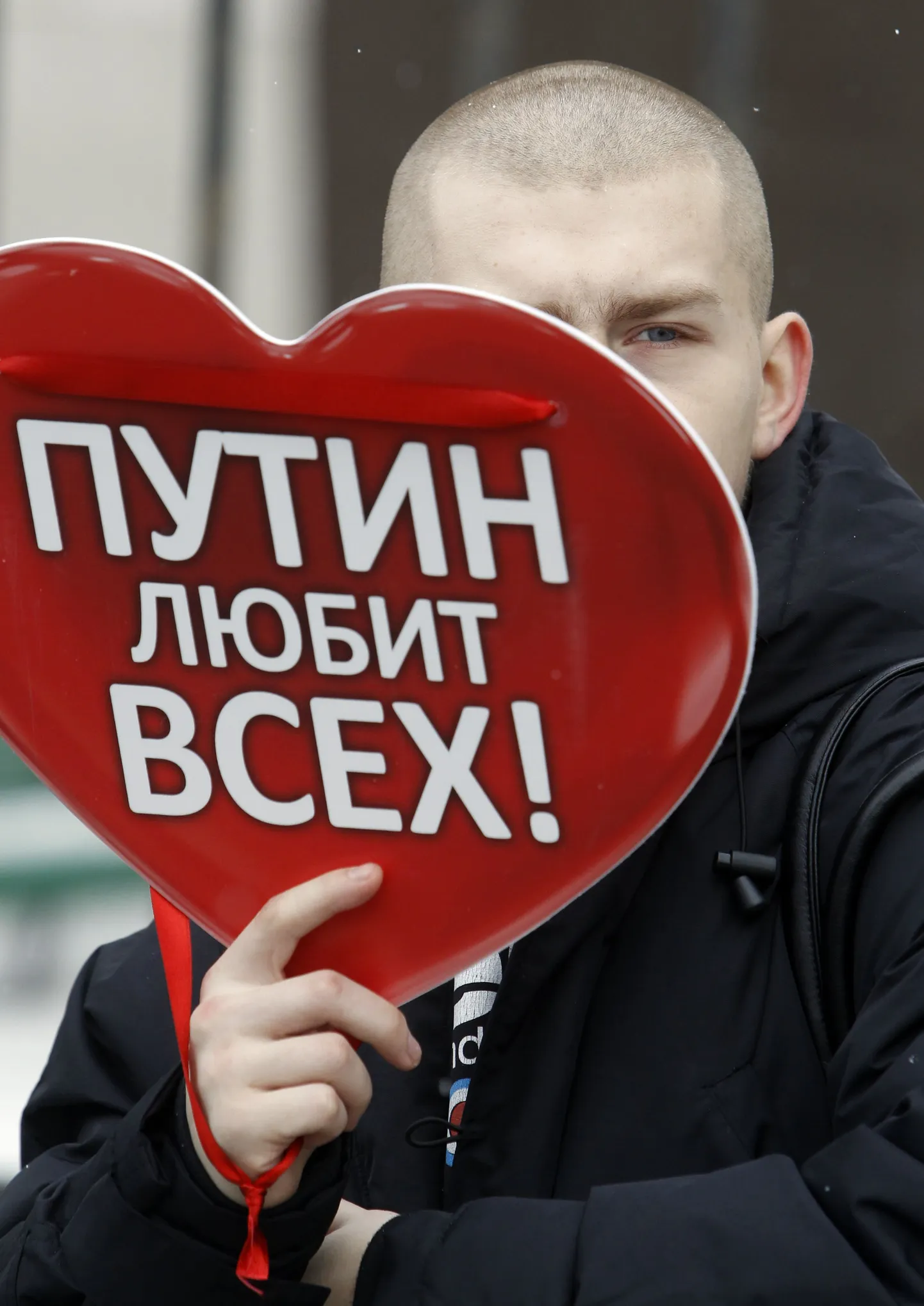 «Putin armastab kõiki!» lubab südame olev loosung.