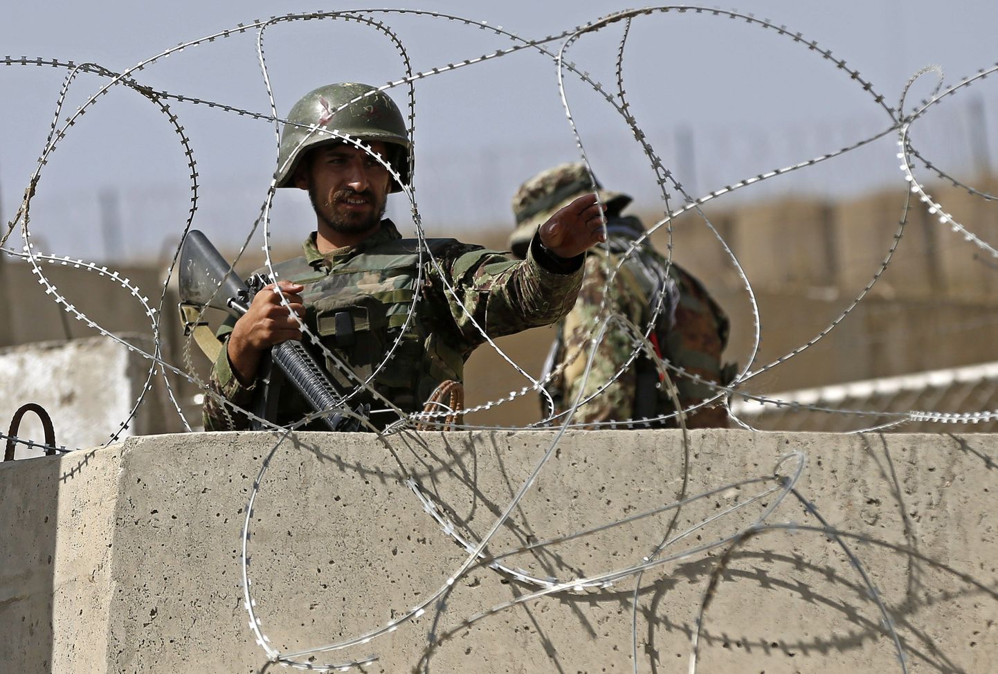 Sõjakooli valvavad afgaani sõdurid.