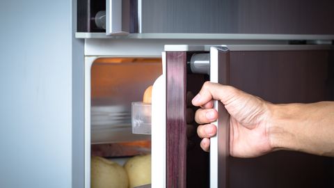Как долго служат холодильники и когда их надо менять?