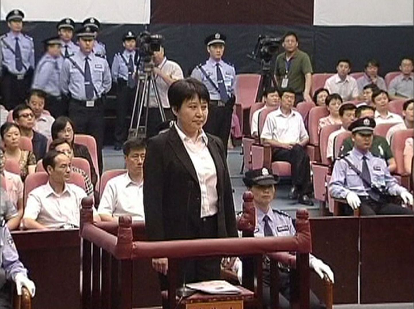 Gu Kailai (ees keskel) kohtusaalis