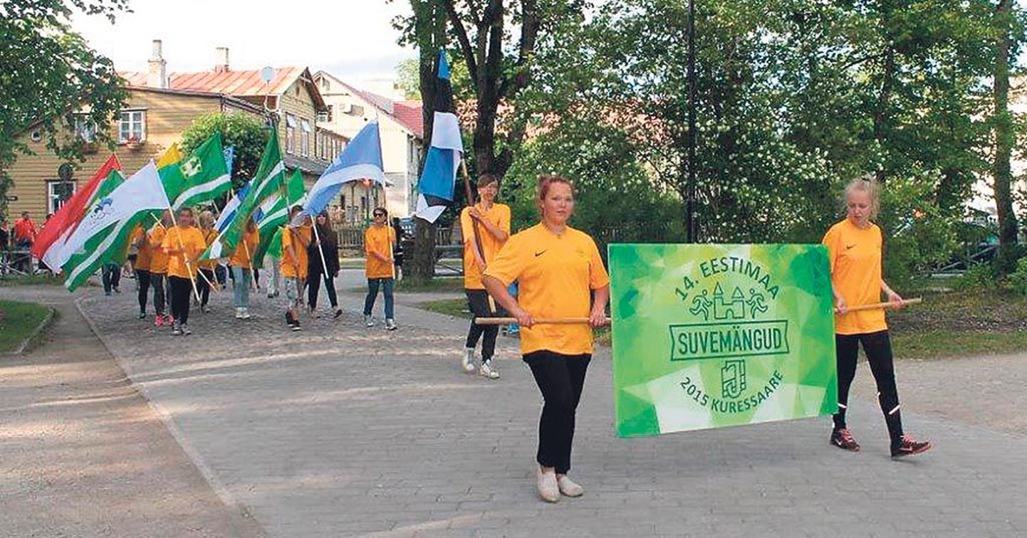 Eestimaa suvemängud avati võistlejate lustaka rongkäiguga läbi Kuressaare vanalinna.