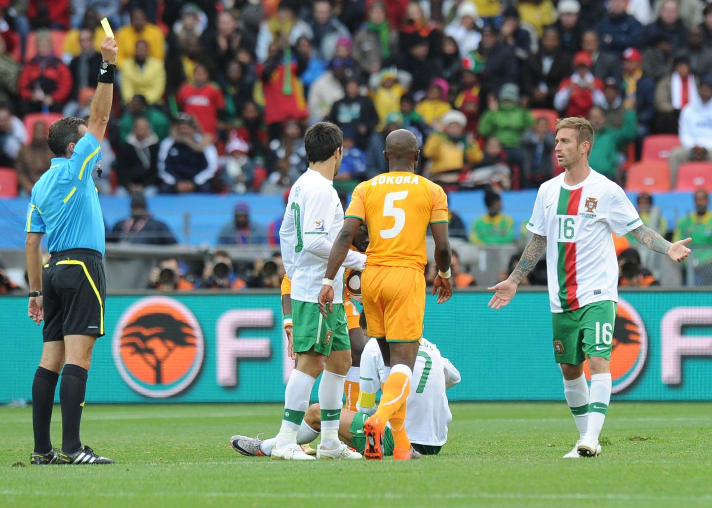 На 7 минуте матча ивуариец Зокора за фол на португальце Криштиану Роналду получил предупреждение.