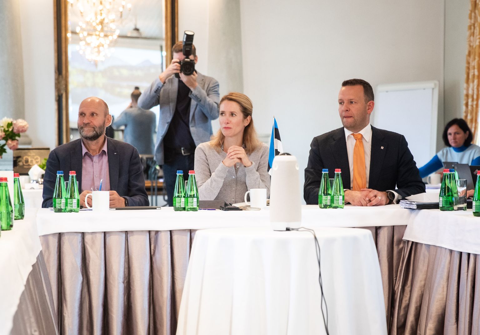 Valitsus Vihula mõisas riigieelarve läbirääkimistele. Pildil (vasakult) Helir-Valdor Seeder, Kaja Kallas ja Lauri Läänemets.