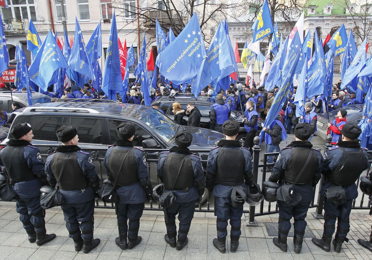 Meeleavaldajad ja Ukraina siseministeeriumi töötajad täna Kiievis parlamendihoone juures.