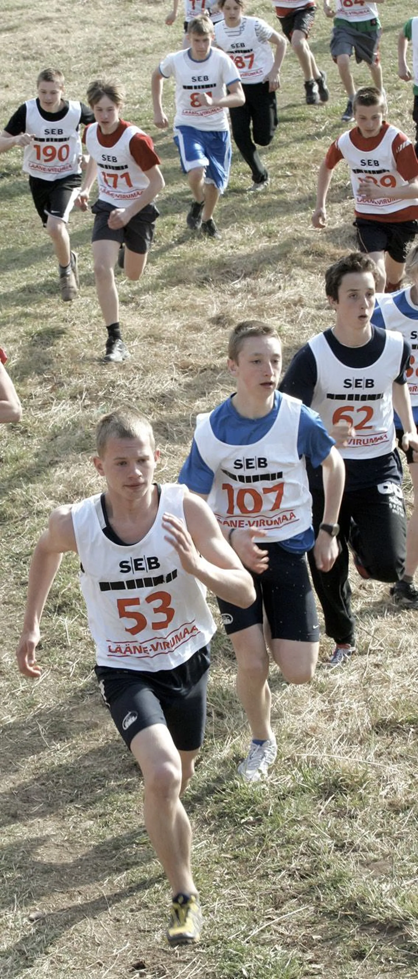 Poiste B-vanuseklassi 1000 m jooksu asus juhtima Vinni poiss Ragnar Piirjõe (53), kes võttis ka võidu.