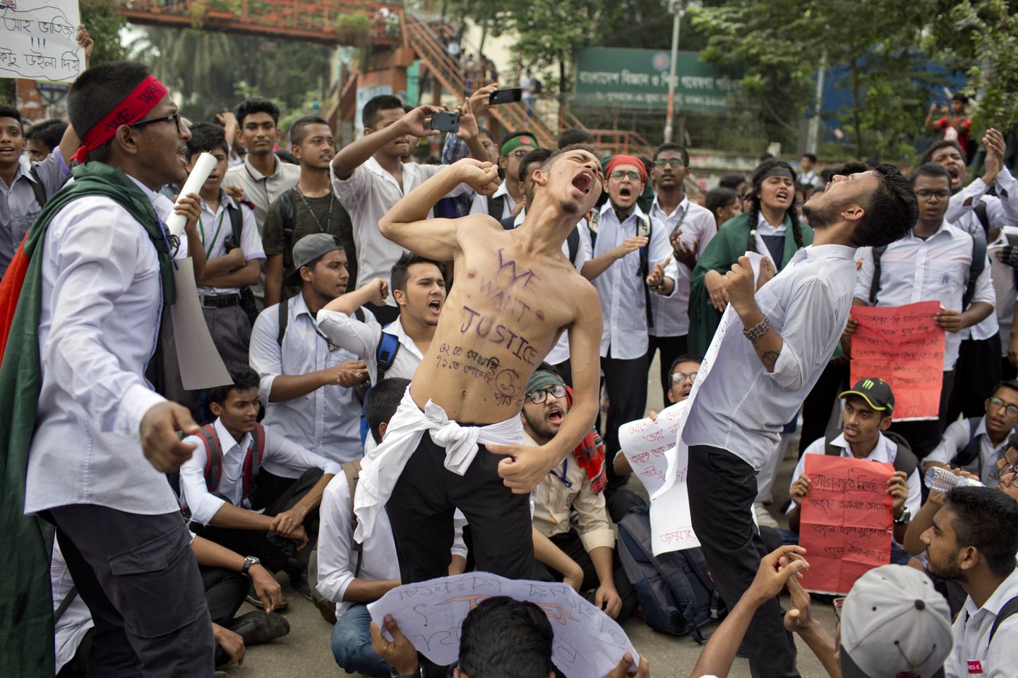 Bangladeshi kooliõpilased nõuavad õiglust.
