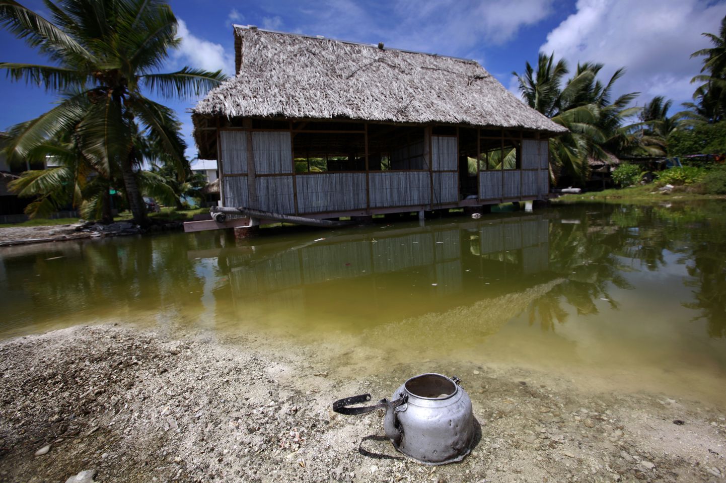 Vaikses ookeanis asuvast Kiribati saareriigist võib saada esimene riik, mis kliimamuutuste tõttu vee alla jääb. Pildil Lõuna-Tarawai saarel asuv maja, mis jäeti maha, sest tõusuvesi ulatus sageli hooneni.