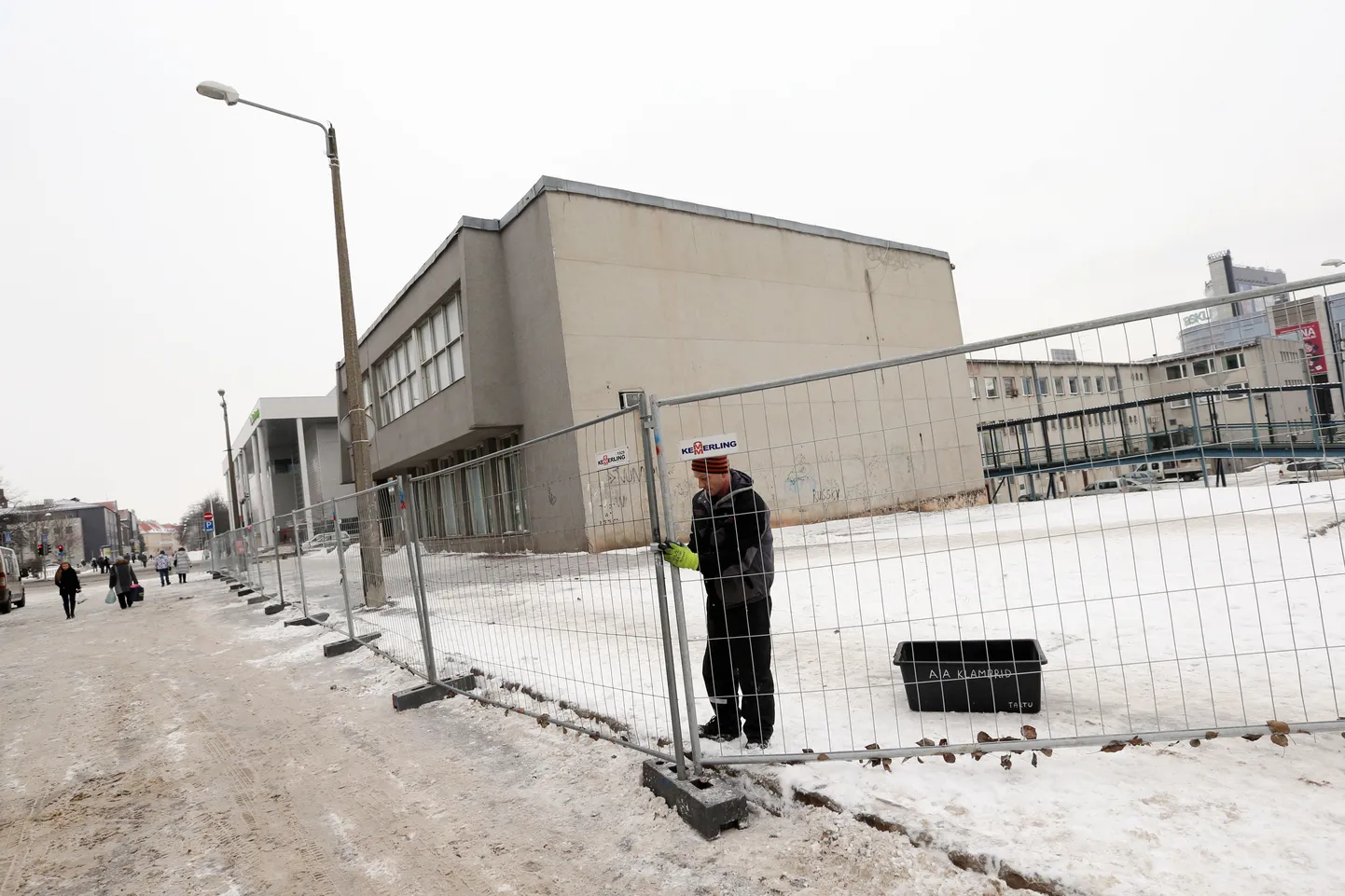 Tartu vanas kaubamaja ümber paigaldati esmaspäeval piirdeaedasid. Peagi algab ka lammutamine.